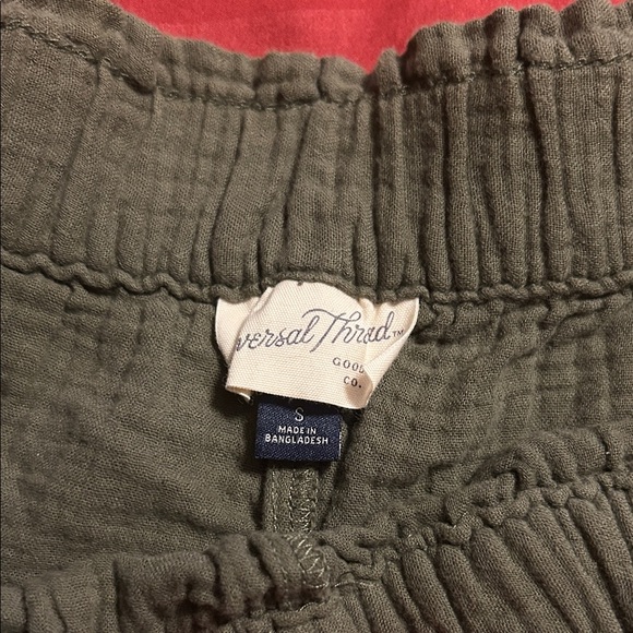 Set of Four Casual Shorts in Various Colors - Picture 12 of 13